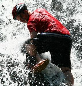 英國人DAN JOCELYN在呀諾達踏瀑戲水，攀登高峰