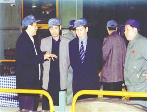 1998年6月鐵道部部長傅志寰 (前排左三)考察工廠