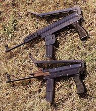 上海仿製的衝鋒鎗（上）與79式衝鋒鎗（下）