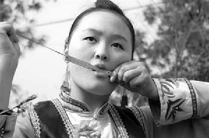 （圖）北川18歲羌女傳承口弦絕技 自編曼妙曲調
