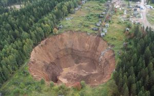 俄羅斯一處地表塌陷形成76米深大坑