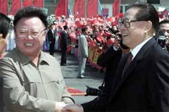 2001年9月3日，江澤民在朝鮮平壤百花園國賓館同金正日舉行會談。雙方就中朝關係在新世紀的進一步發展以及共同關心的重大國際和地區問題深入交換了意見，取得了廣泛的共識。江澤民重申了中國對朝鮮半島問題的立場。他說，維護和促進半島的和平與穩定至關重要。