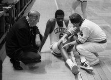 1967年，在比賽中受傷的拉塞爾接受隊醫檢查