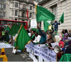 當地時間3月29日下午，約40個國家和國際組織的外長及代表在倫敦參加有關利比亞局勢的國際會議，上百名居住在倫敦的利比亞、卡達等國抗議者在蘭卡斯特宮會場外示威，要求西方國家停止轟炸，停止干涉利比亞內政。
