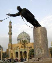 薩達姆雕像在伊拉克被推倒