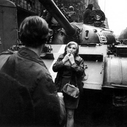 鎮壓布拉格之春運動的華沙條約組織坦克遭到市民的抵抗 