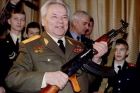 2008年，滿頭銀髮的AK之父卡拉什尼科夫手持編號為“1”的AK-47步槍出席AK-47步槍誕生60周年儀式。