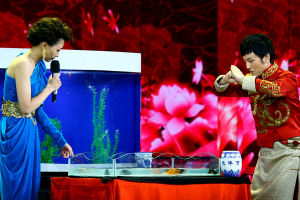 傅琰東表演魔術《年年有魚》，現場訓練金魚。