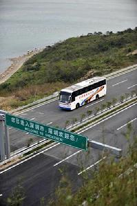 2010年3月25日，一輛客運大巴行駛在惠深沿海高速公路上。
