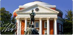 維吉尼亞大學圓頂大禮堂前的傑斐遜雕像