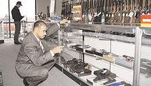 ATF督察在一處政府許可槍枝交易商槍店清點