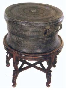 壯族銅鼓 - 鼓面中心有十二角芒光體，鼓面和周身有多種紋飾。通高28、面徑49.7厘米。