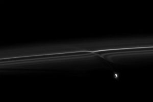 土衛十六和它附近受到干擾的土星環F