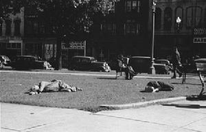 1939年，明尼蘇達州，明尼阿波利斯市，失業者正躺在停車場公園裡睡覺。