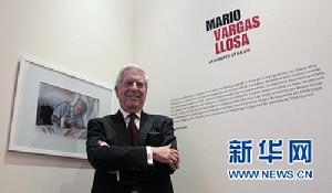 這是2010年9月13日拍攝的秘魯作家馬里奧·巴爾加斯·略薩在法國巴黎參加其個人著作展的資料照片。