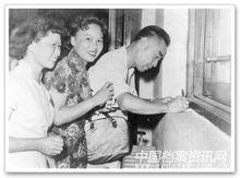 1958年周總理為王義梅和侯莉君（左二）簽名