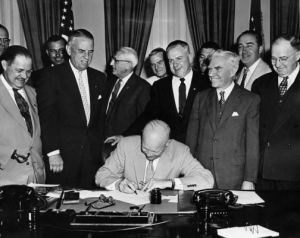 艾森豪總統簽署法案改休戰日為退伍軍人節