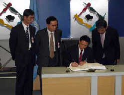 2003年12月10日，中國外交部副部長張業遂代表中國政府簽署《聯合國反腐敗公約》