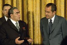 勃列日涅夫（左二）與美國總統尼克森（右）