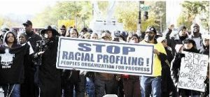 美國黑人民眾在首都華盛頓街頭參加反對種族歧視的遊行。當天早晨，數千名來自美國各地的黑人要求政府嚴懲源於種族仇恨的犯罪行為並公正對待觸犯法律的黑人。