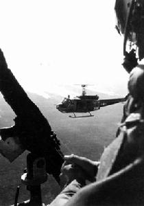 美軍UH-1直升機巡邏在順化上空。
