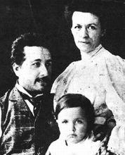 愛因斯坦和他的妻子和兒子