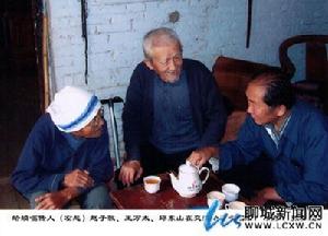 蛤蟆嗡傳人（左起）趙子敬、王萬太、邱東山在交流蛤蟆嗡唱腔