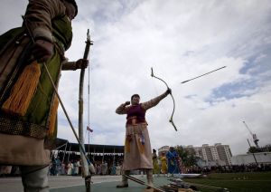一名蒙古族女子在射箭比賽中彎弓射箭