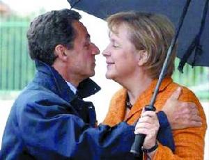 法國總統薩科齊與德國總理默克爾擁吻