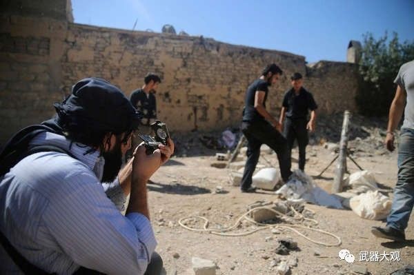 敘利亞反對派用土辦法校正迫擊炮射擊精度