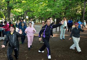 溫家寶在代代木公園晨練時與東京市民一起打太極拳。