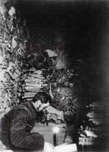 伯希何在敦煌藏經洞，1908年