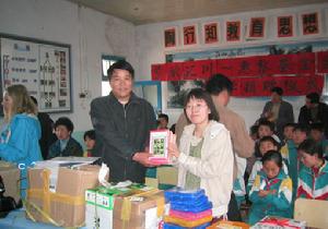 （圖）2006年4月，基金會工作人員在江蘇陸口國小為當地捐贈圖書
