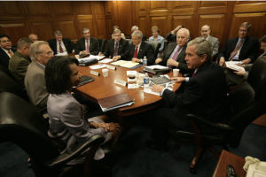 小布希總統與國家安全團隊在白宮開會，2006年7月5日