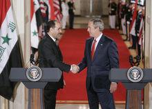 2006年與伊拉克總理馬利基握手