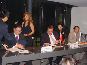  2004年3月12日晚，《中華人民共和國全國人民代表大會常務委員會與拉丁美洲議會的合作協定》在聖保羅拉美議會總部簽署。