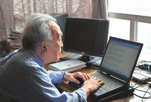 2012年6月21日林凌在家中使用電腦寫作
