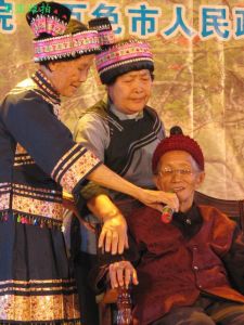 凌雲壯族72巫調音樂 - 被自治區文化廳授予非物質文化遺產項目代表傳承人的80歲老人彭八英和幾位弟子演唱。