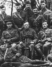 1916年邱吉爾（第一排中間）在部隊