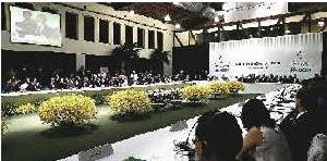 2004年12月17日，與會代表在巴西東南部米納斯吉拉斯州的黑金城出席南方共同市場首腦會議。