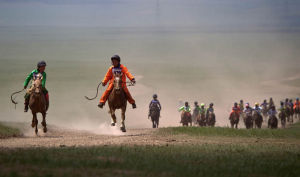 蒙古兒童騎手們在參加賽馬。
