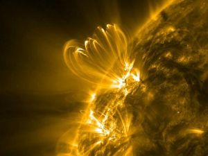 太陽表面的一個活躍區放射出的超熱帶電氣體——電漿形成的巨環。