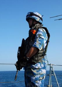 11月12日中國海軍特戰隊員在艦上警戒。
