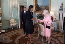 與英國女王握手