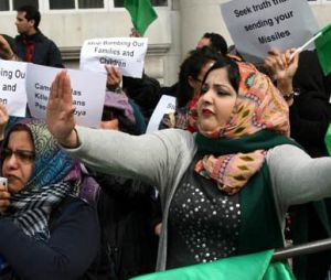 當地時間3月29日下午，約40個國家和國際組織的外長及代表在倫敦參加有關利比亞局勢的國際會議，上百名居住在倫敦的利比亞、卡達等國抗議者在蘭卡斯特宮會場外示威，要求西方國家停止轟炸，停止干涉利比亞內政。圖為女抗議者揮舞旗幟，高呼口號。