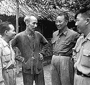 武元甲（左一）與胡志明、陳賡在越南
