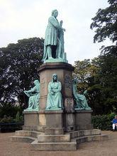 奧斯特塑像矗立於奧斯特公園