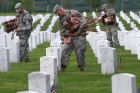 陣亡將士紀念日，美軍士兵在為陣亡將士的墓碑前插國旗