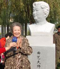 天津時調創始人王毓寶和她的雕像