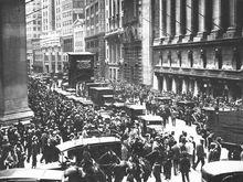 黑色星期四時人流攢動的華爾街(1929年)